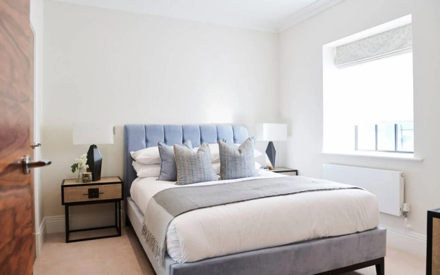 Contemporary Two Bedroom Apartment By The River