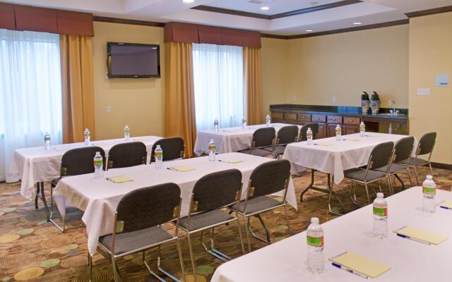 Holiday Inn Express Hotel & Suites Winnie by IHG