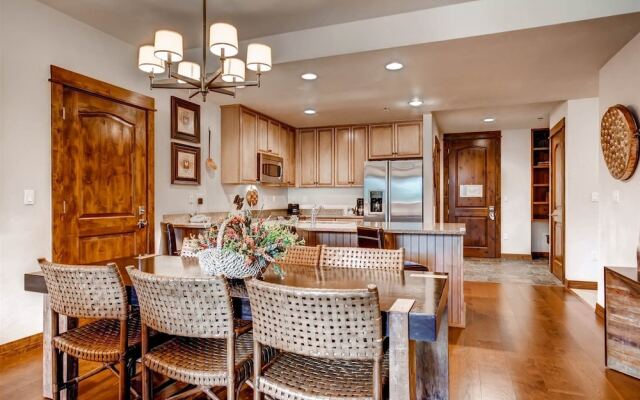 Luxury 3 Bedroom Ski in, Ski Out Mountain Vacation Rental Just Steps from the Snowflake Ski Lift