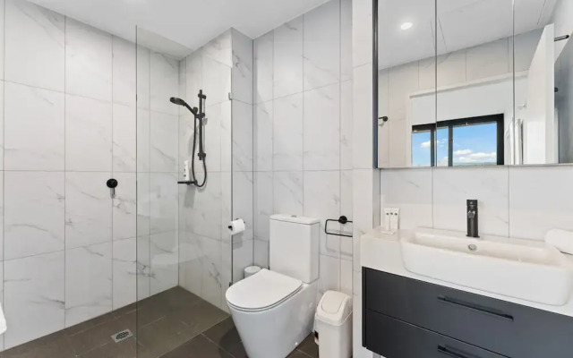 Perfect Location 1-bed With Balcony, BBQ & Parking