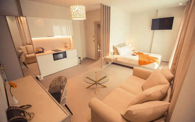 IO Luxury Pool & Hot Tub Suites