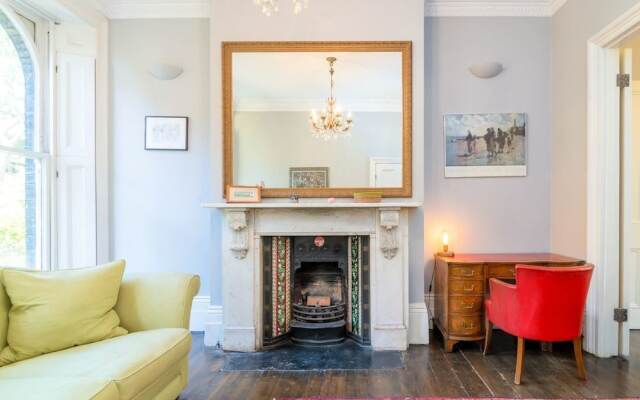 Tremendous House For 10 Guests With Large Garden