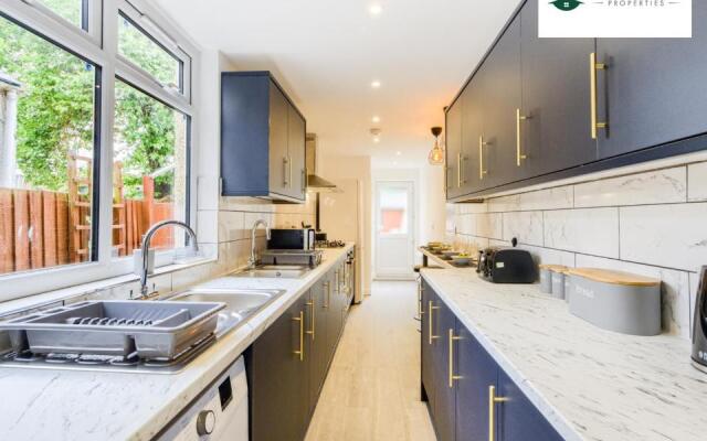 6 Bedroom 6 Bath House By Passionfruitproperties close to Coventry City Centre with garden - RRC