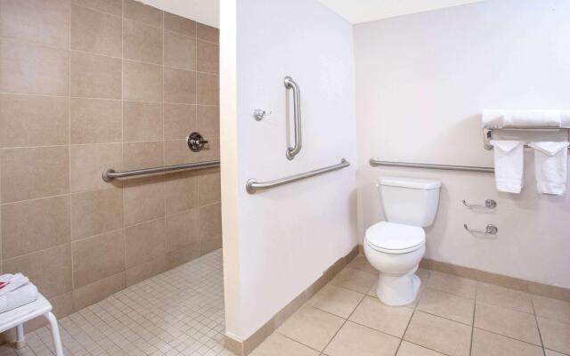 Holiday Inn Express and Suites Phoenix Midtown