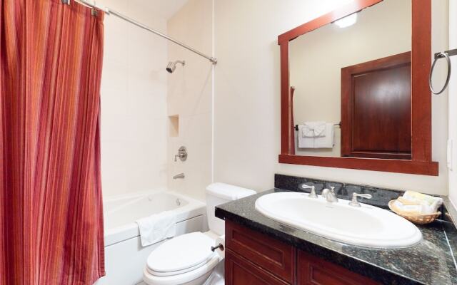 Juniper Crest 7 Private Hot Tub, 2 Car Garage, BBQ, Walk to the Lifts and Mountain Views by RedAwning