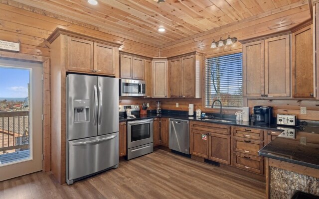 Smokey Treats 5 Bedroom Cabin by RedAwning