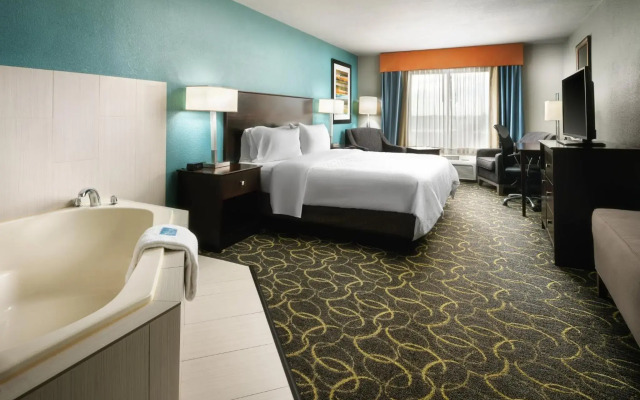Holiday Inn Express & Suites DFW - Grapevine by IHG