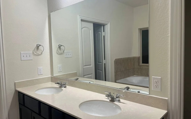 Balmoral Lakeside 5br 4ba House