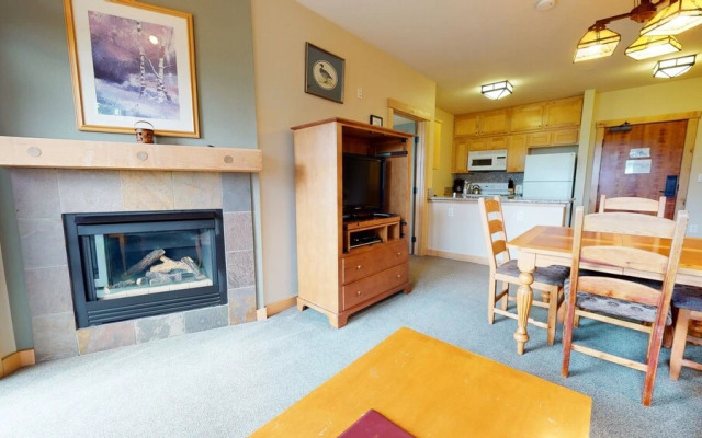 Sunstone 125 Ski-In Ski-Out, Mountain Modern, Garage, Fitness Center by RedAwning