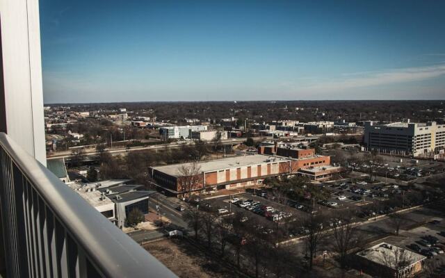 Luxury 2BR Apt In Uptown City View