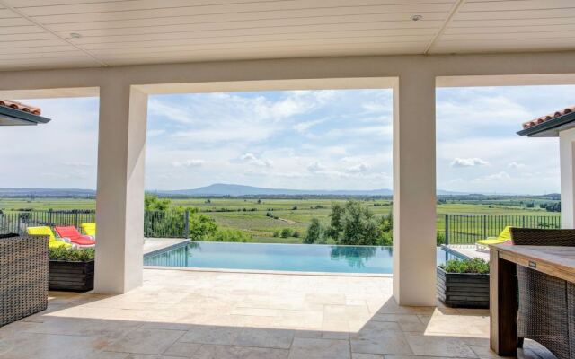 Modern Villa in Azille with Private Pool and Jacuzzi