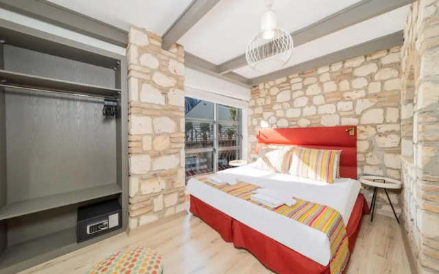 Pleasant Hotel Room Near Hadrian s Gate