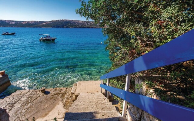 Nice Home in Stara Novalja With Wifi and 3 Bedrooms