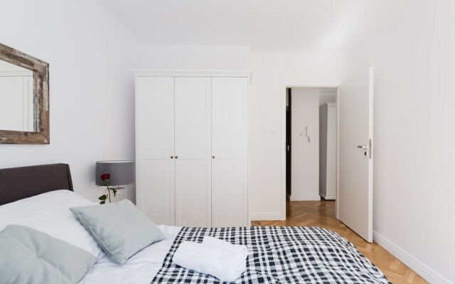 oompH Warsaw Old Town Premium