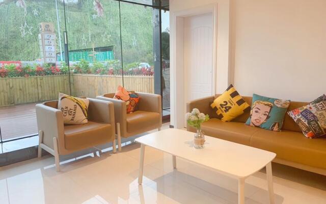 IU Hotels·GuiYang North Railway Station Dream City