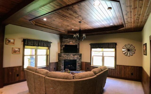 Sojourner's Lodge & Log Cabin Suites