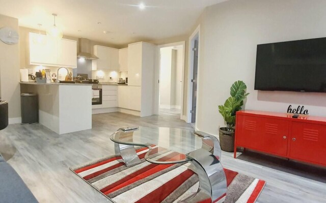 1braptmt W/king BED 4guests Embankmnt Parkg Wifi