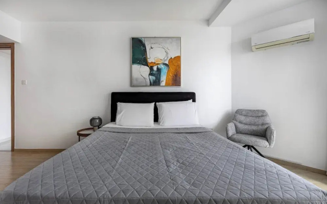 Marathon Beach Apartment - Sea View, Shared Pool