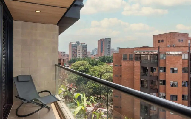 Lovely 3 BR w/ Balcony in Laureles Medellin