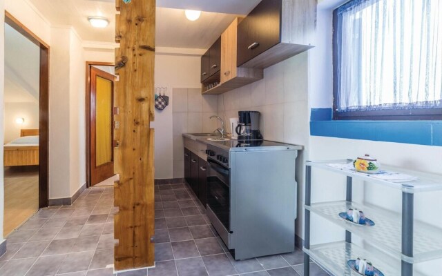 Awesome Home in Tar With Wifi and 3 Bedrooms