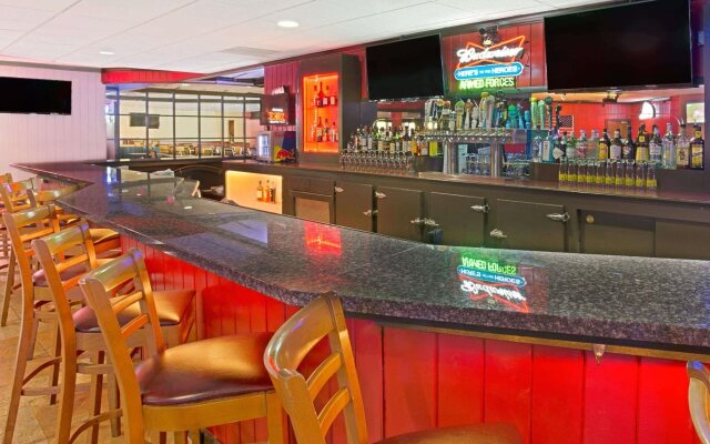 Ramada by Wyndham Waukegan/Great Lakes