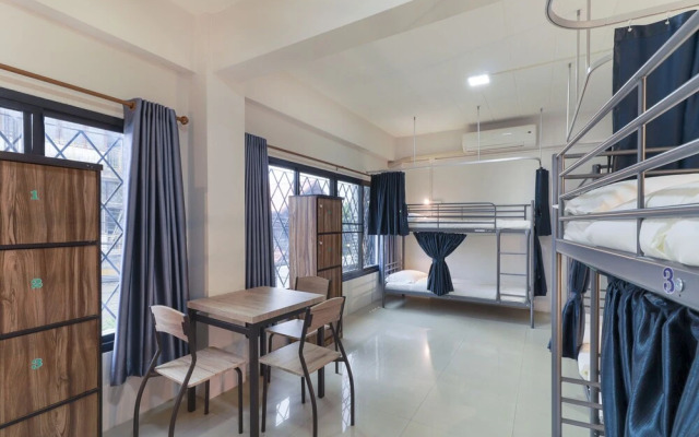 OYO 724 Green Light Cafe and Bed Hostel