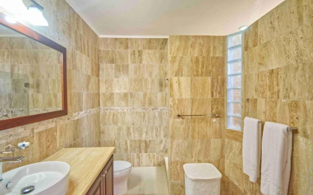 Large Golf View Villa With Pool Jacuzzi and Staff
