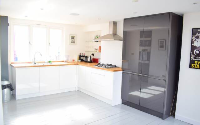 2 Bedroom Loft Flat in Hammersmith