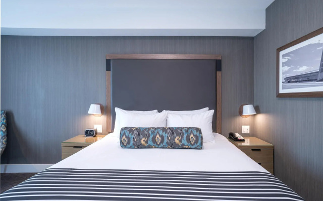 Sandman Signature Ottawa Airport Hotel