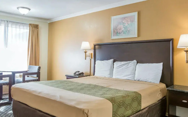 Econo Lodge Near Lax