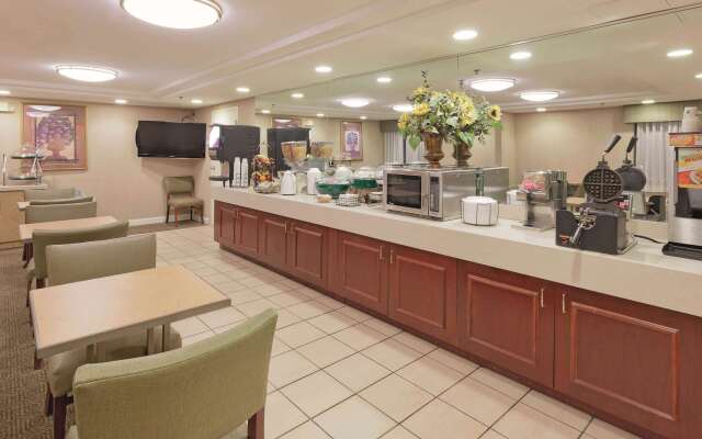 La Quinta Inn & Suites by Wyndham Warwick Providence Airport