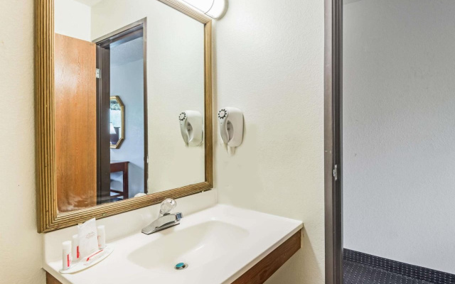 Super 8 by Wyndham Hartford