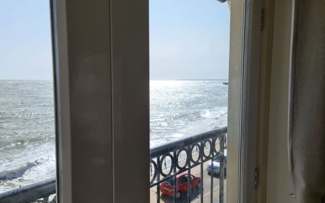 Harbour High - Luxury Beach Penthouse - Sleeps 6