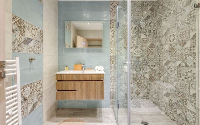 Bright and Newly Refurbished Apartment Near Center