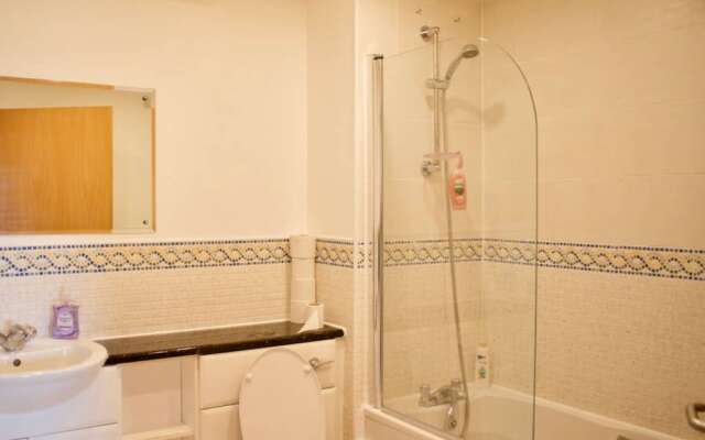 Colourful and Spacious 2 Bedroom Leith Home