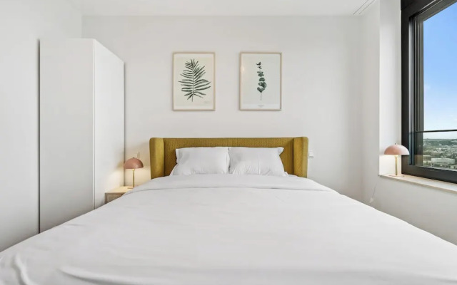 Stylish Luxurious Apt w Pool & Gym ID214