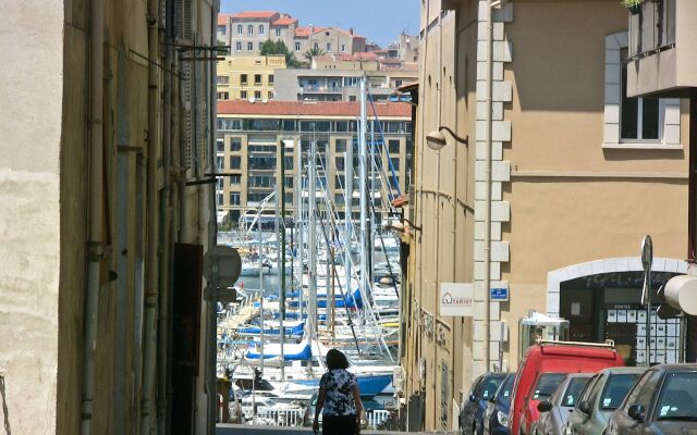 ESCALE MARSEILLAISE, Grand T2 calme, près du Vieux Port pour 2 a 4 personnes, NETTOYAGE RIGOUREUX