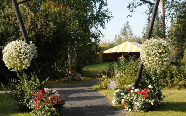 Pike's Waterfront Lodge
