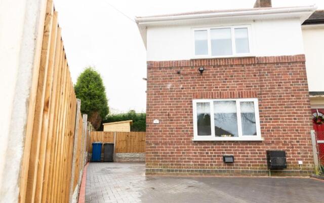 Charming 2 Bedroom House - Free Parking - Great Location
