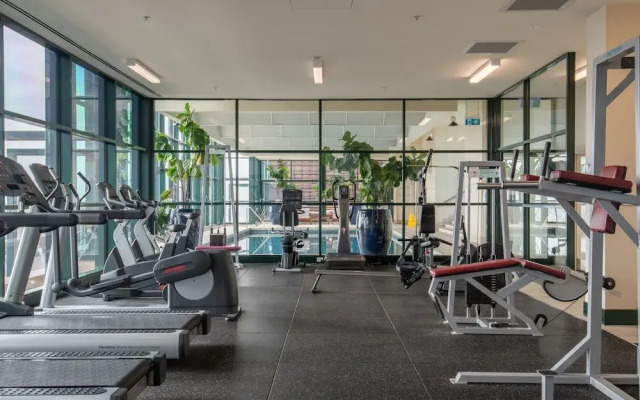 Elegant 4B 2B Unit in Melbourne CBD w/ Parking!