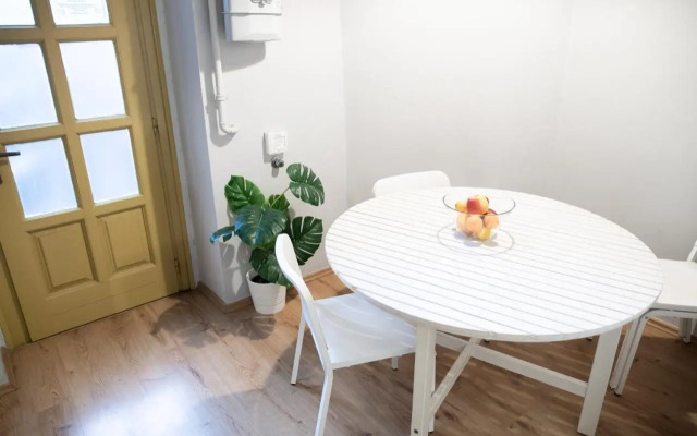 KLAU10 Studio Apartment In Party District.
