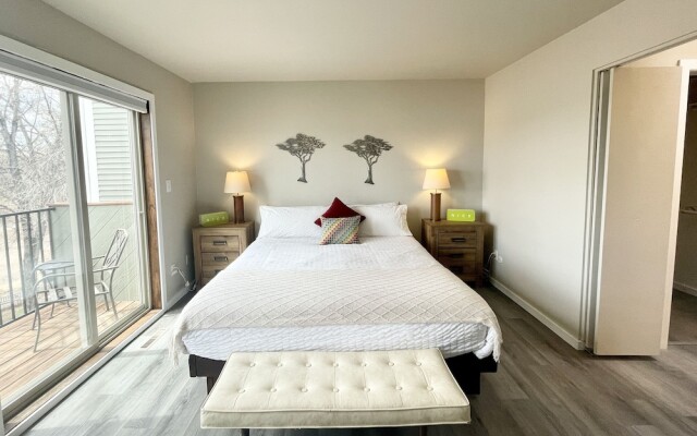 Peaceful Retro Retreat W/ Stunning Lake Views!