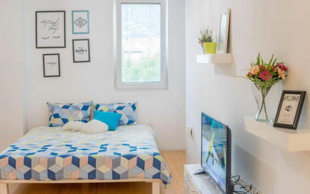 Stylish & Cozy Studio by Danailov Apartments