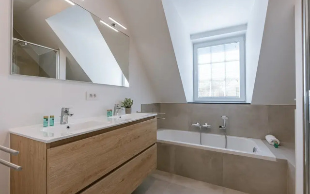 Modern House Julie With Spacious Garden and Garage