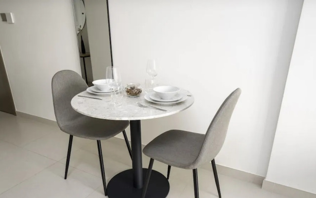 Sleek 1BR in Burj Royale with Canal View