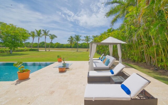 Fantastic 8-bedroom Golf-front Mansion Near the Beach