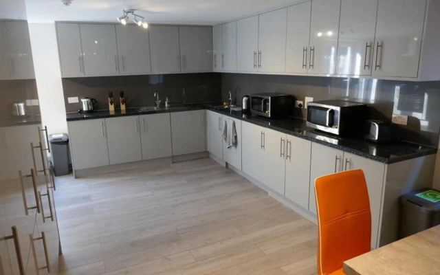 Immaculate 12-bed House Good Amenities in Wigan