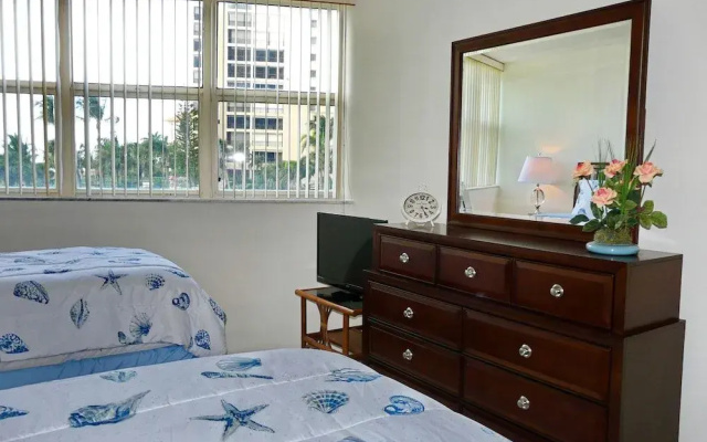 Cozy Beachfront Condo With Pool and Tennis Courts