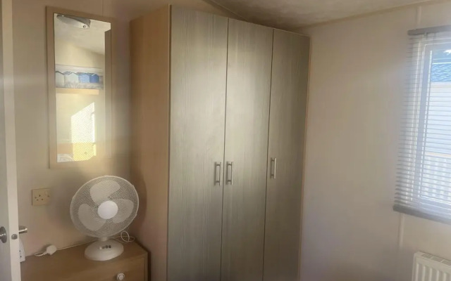 2 Bedroom Pet Free Caravan and Decking Free Wifi