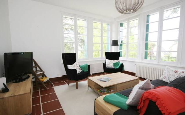 Modern Holiday Home in Crozon with Terrace